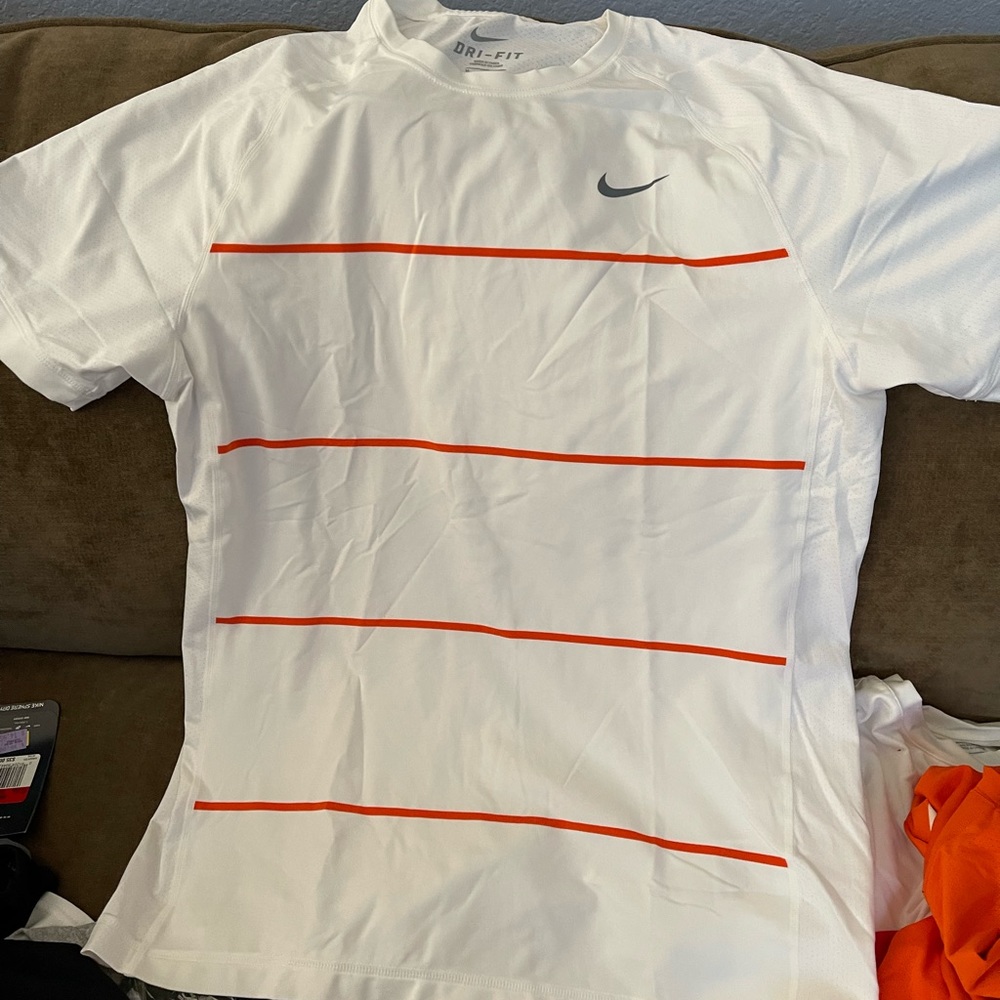 NIKE TENNIS SHIRT 100% POLYESTER WHITE/ORANGE COLOR SIZE MEDIUM MENS